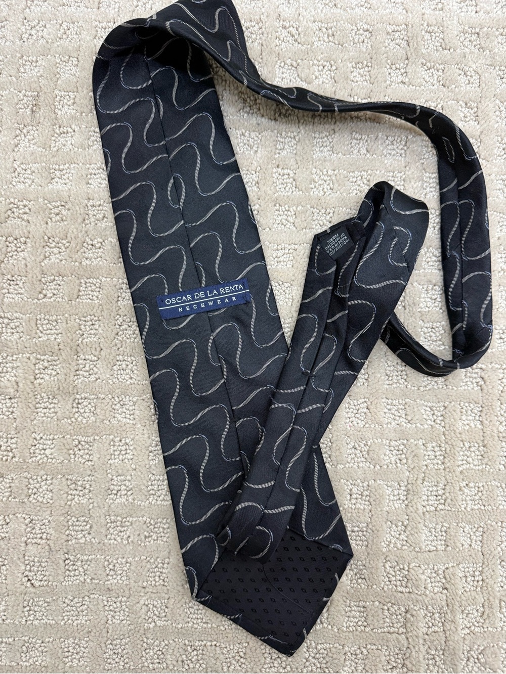 OSCAR DE LA RENTA NECKWEAR | Abstract Wavy Pattern 100% Silk Tie